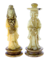 Lote 9 - FIGURAS ORIENTAIS EM ALABASTRO - Par de figuras em alabastro esculpido assentes sobre base circular igualmente em alabastro, sendo figura feminina e ancião. Dim: 19 cm (ancião). Nota: sinais de armazenamento. Pequenas falhas e defeitos